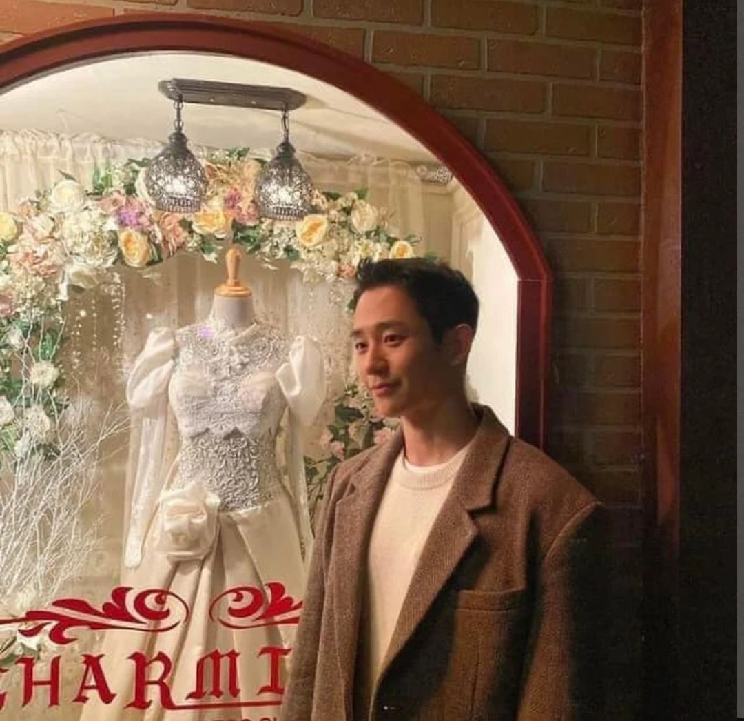 Foto Jung Hae In di depan gaun pengantin yang diduga netizen sebagai akhir drama Snowdrop yang harusnya happy ending