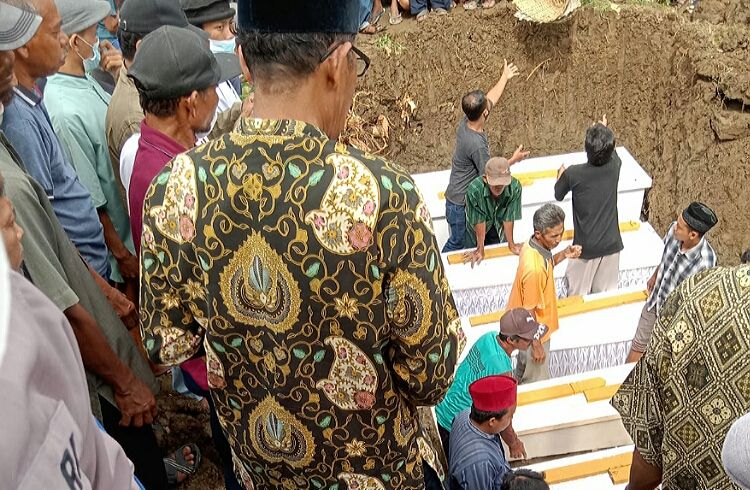 Pemakaman dalam satu liang lahat enam warga Desa Mranggen, Polokarto, Sukoharjo, korban laka maut bus wisata di Bantul DIY