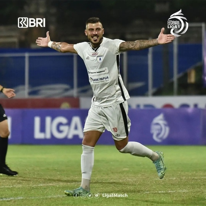 Striker Persipura Jayapura, Yevhen Bokhashvili , melakukan selebrasi usai mencetak gol ke gawang Persebaya Surabaya, Minggu 6 Februari 2022