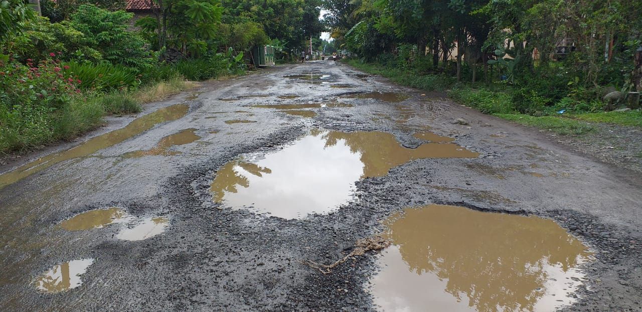 Jalan Rusak - Lokasi di Jalan Sriti Dukuh Bungin Desa Danasari Kec. Pemalang Kab. Pemalang