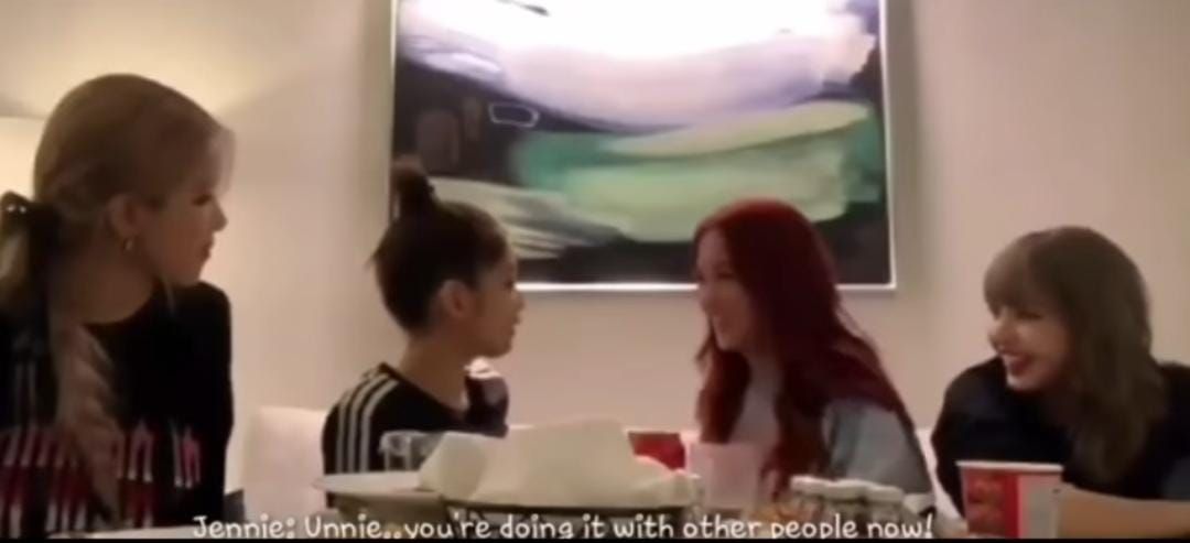 Jennie cemburu, saat Jisoo dan Lisa sedang menarikan gerakan yang hanya Jisoo dan Jennie saja yang boleh menarikan gerakan tersebut.