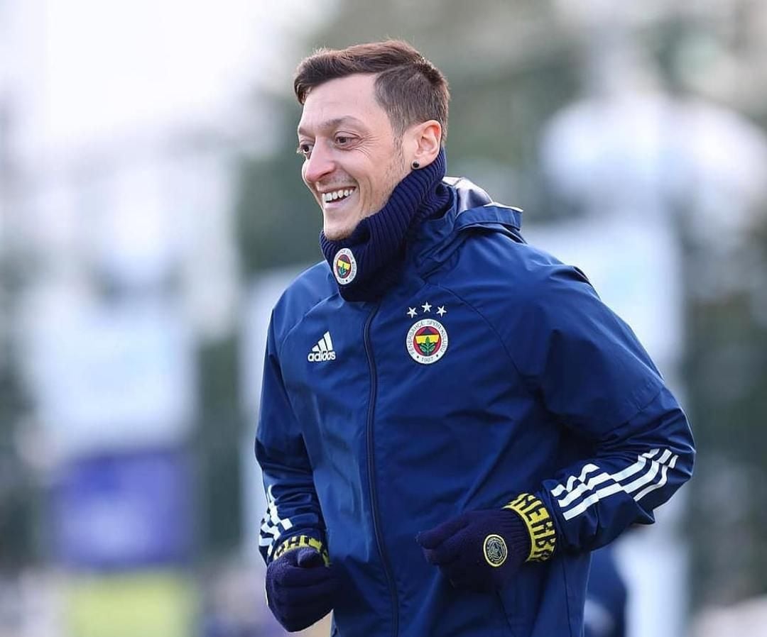 Rumor mengenai kepindahan Mesut Ozil ke RANS Cilegon FC membuat marah fans Fenerbahce/instagram @m10_official