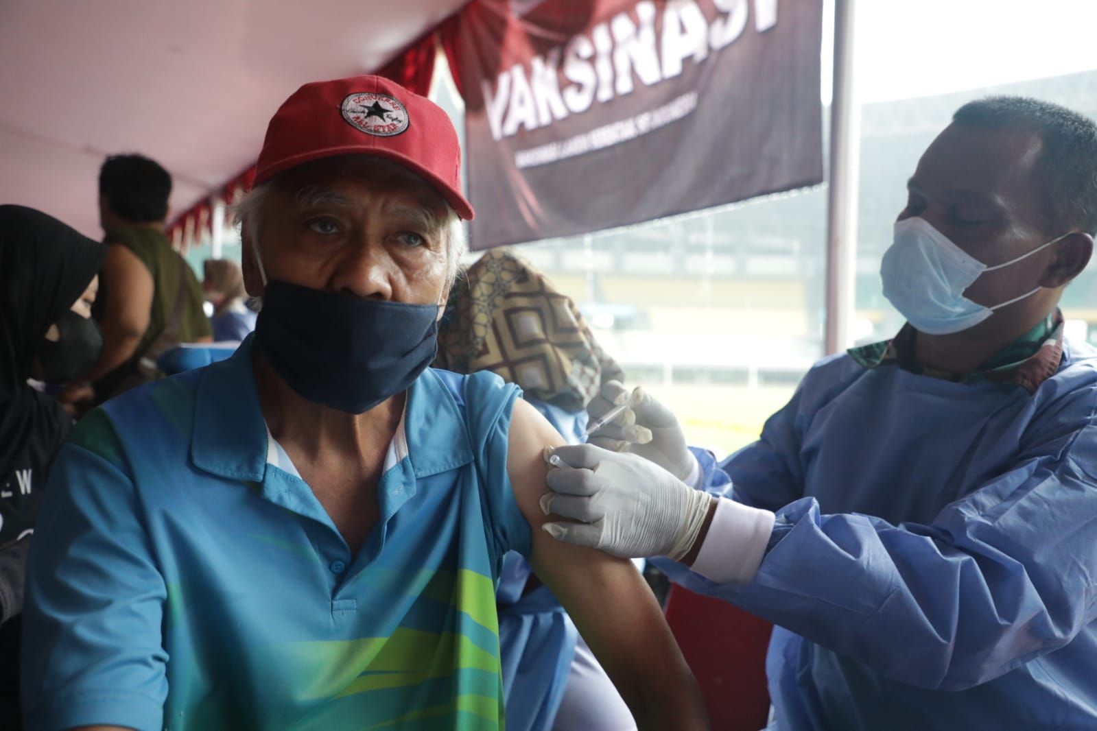Tenaga kesehatan menyuntikkan vaksin kepada peserta saat pelaksanaan Vaksinasi Serentak di Stadion Patriot Candrabhaga, Bekasi, Jawa Barat, Selasa 8 Februari 2022.