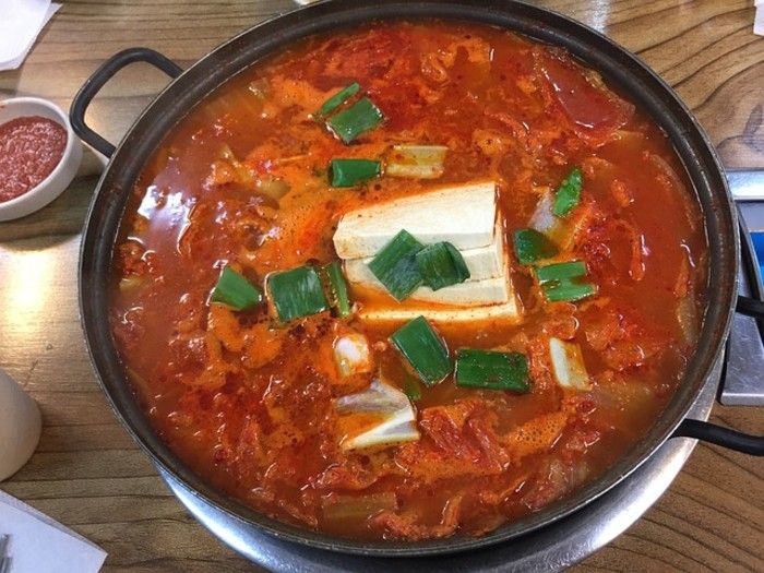 Kimchi jjigae, sup ala Korea yang terbuat dari kimchi dan tahu