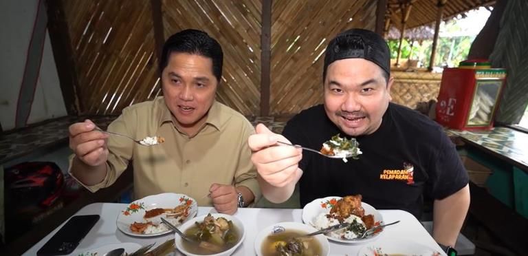 Erick Thohir dan Nex Carlos Makan Bersama di Warung yang Buka di Lahan Pertamina. / Youtube / Nex Carlos