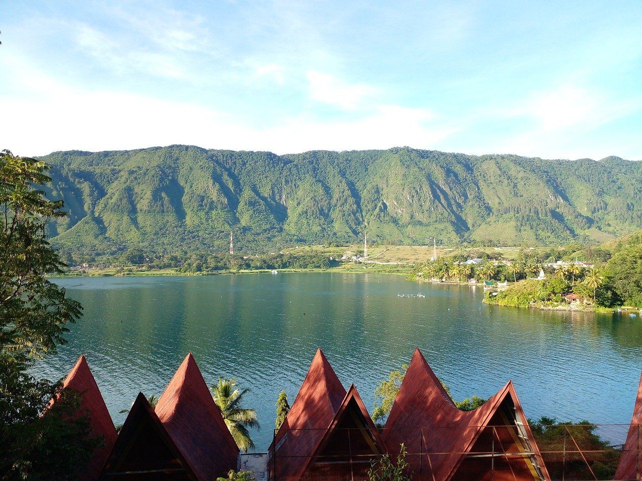 Danau terbesar di indonesia adalah danau toba yang terletak di provinsi