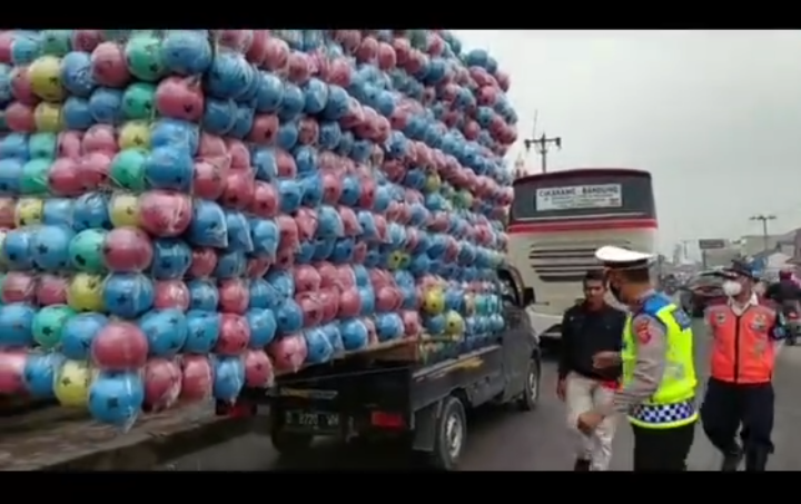 Viral di Medsos, Mobil Pickup Disambung Bambu Mengangkut Bola Plastik di Karawang