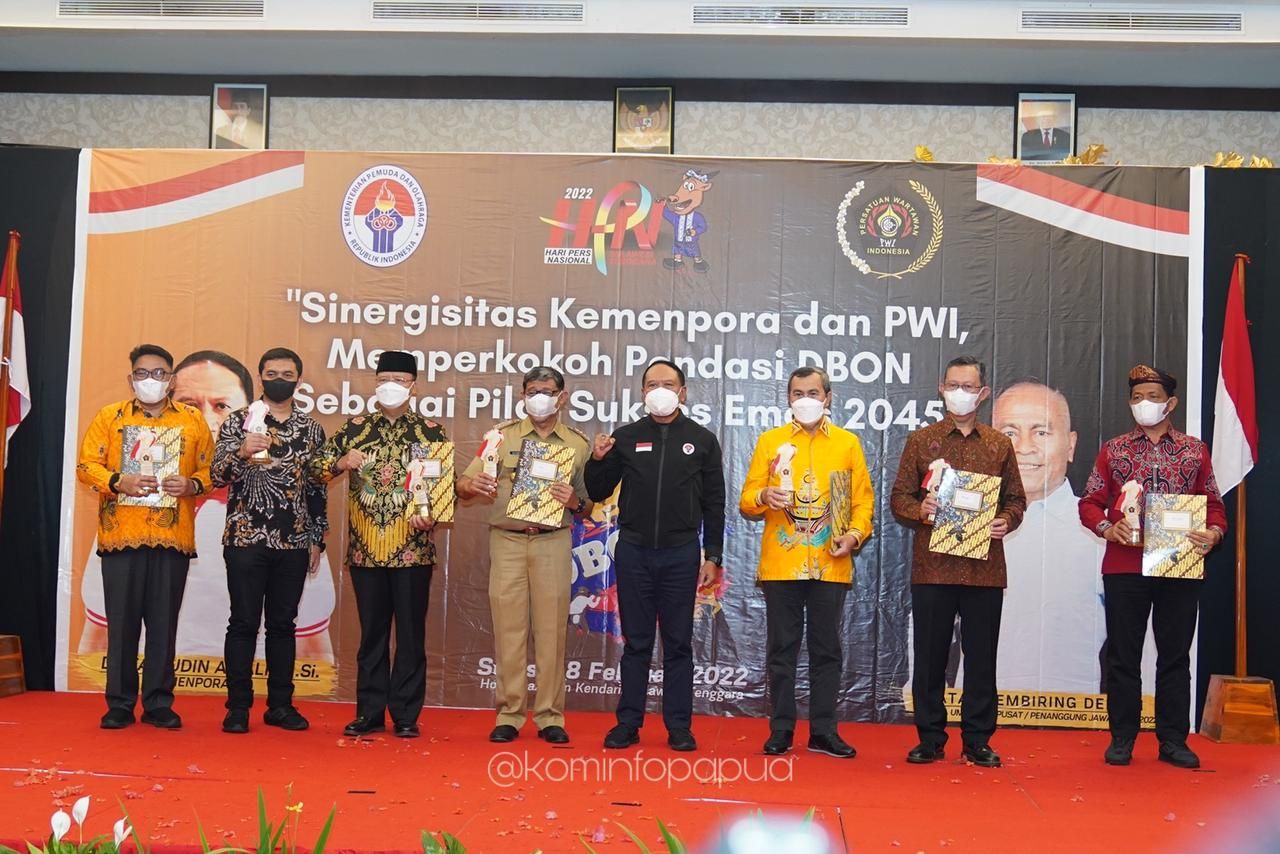 Menpora Dr. H. Zainal Amali, SE, MSi dan Tujuh Gubernur atau yang mewakili, ketika penyerahan penghargaan Inisiator Olahraga  SIWO PWI 2022. 