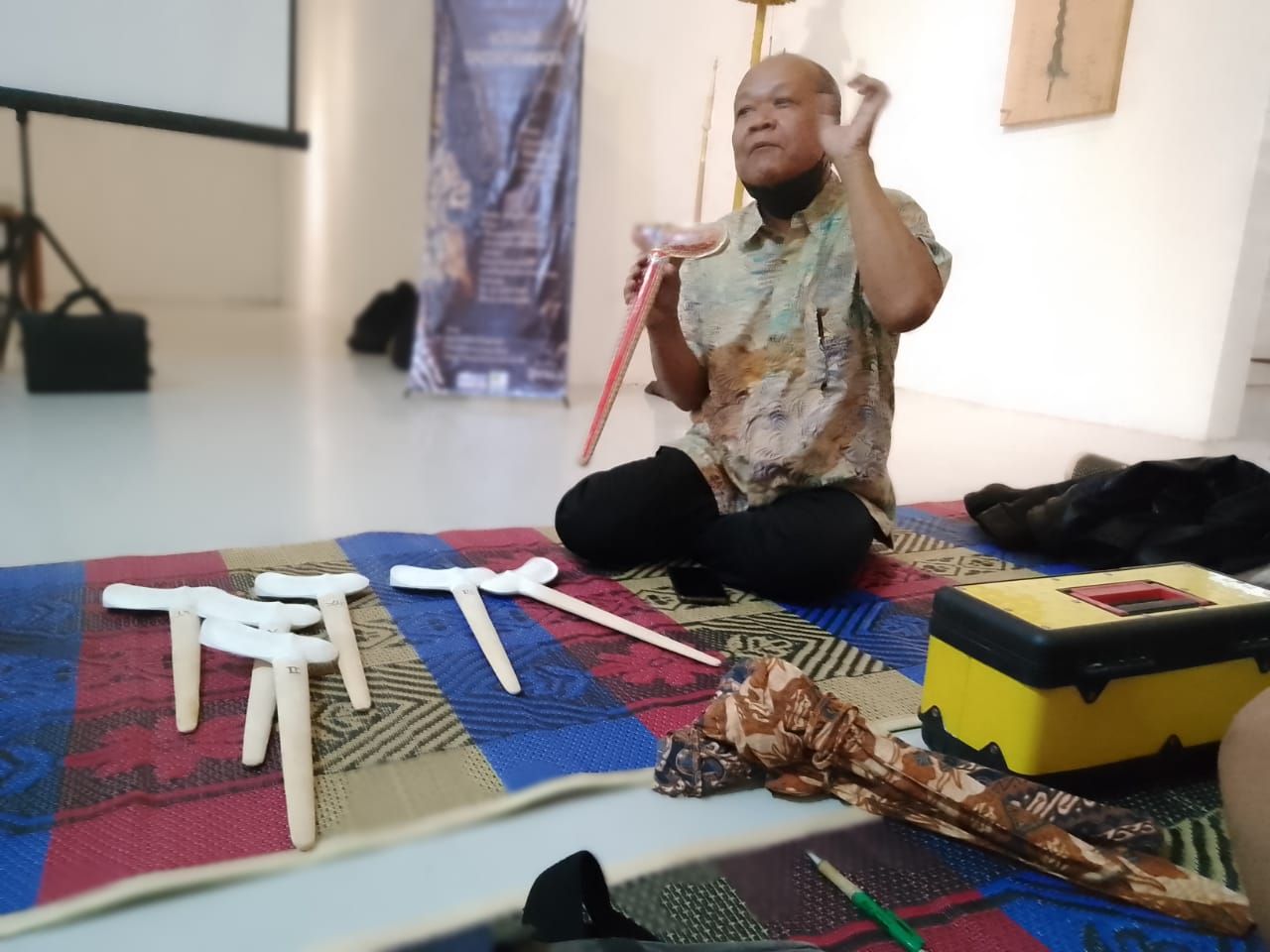 Empu Subandi melakukan workshop sunggsing saat pemaran keris Rupa Rinengga di ISI Yogyakarta