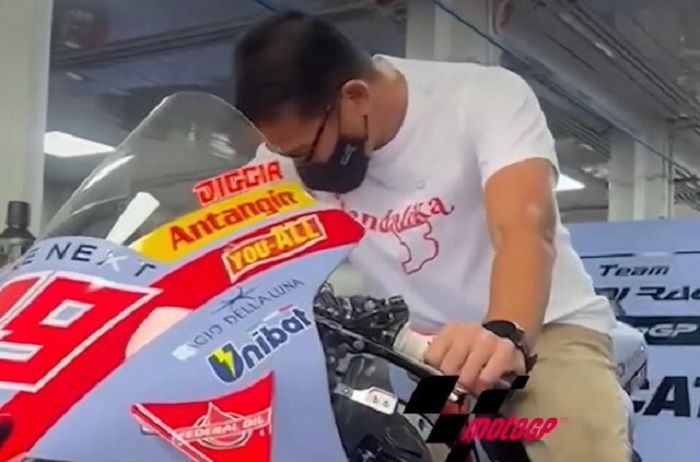 Sandiaga Uno dalam gelaran MotoGP di Sirkuit Mandalika sempat mencoba merasakan tunggangan salah satu kontestan.