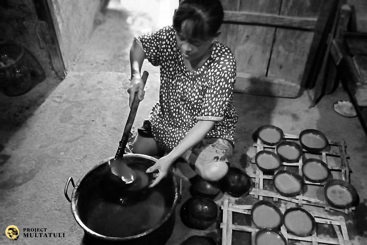 Potret kesederhanaan Urip, 40 tahun, ibu rumah tangga kesehariannya membuat gula aren,  anggota Wadon Wadas yang berani pasang badan menolak eksploitasi sumber daya alam di desanya