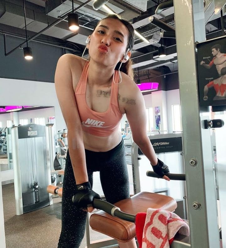 Yolla Yuliana Sedang Berolahraga di Pusat Kebugaran (Gym)