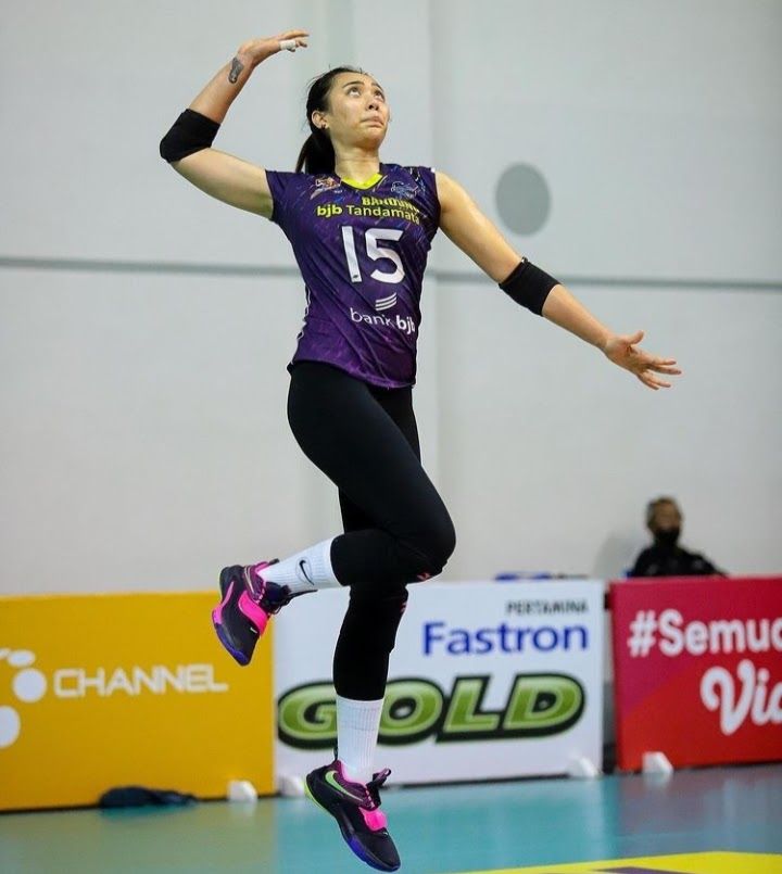 Yolla Yuliana Melakukan Jump Serve di Kompetisi Voli Proliga 2022