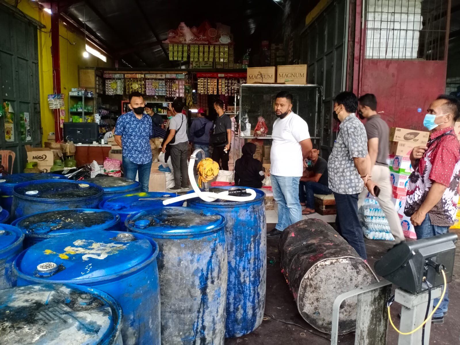 Diskoperdagin dan Polres  Cianjur  menggelar inspeksi mendadak Sidak ke sejumlah pasar tradisional, grosir dan toko ritel modern.