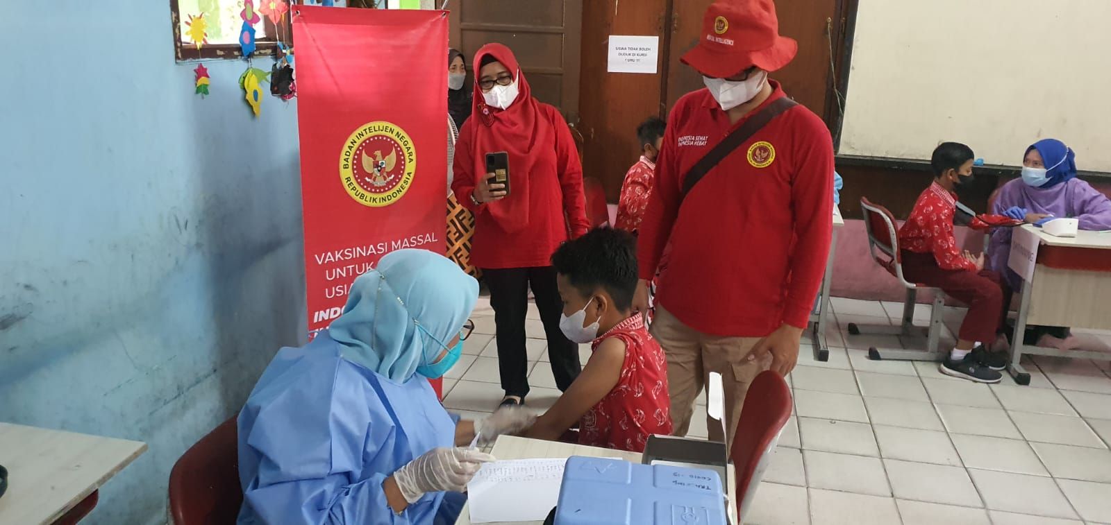 Petugas BINDA Jawa Barat mengawasi pelaksanaan vaksinasi massal untuk masyarakat./dok.BINDA Jawa Barat