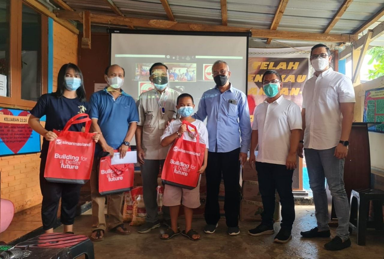 Sinar Mas salurkan bantuan kepada masyarakat di sekitar BSD City, Tangerang melalui penyerahan paket bantuan pangan dan uang tunai.