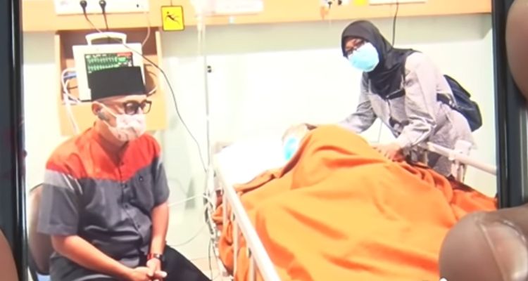 Usai kabar Dorce Gamalama koma mencuat, beredar foto kondisi sang artis dirawat di rumah sakit saat dijenguk oleh Ustaz Zacky Mirza.