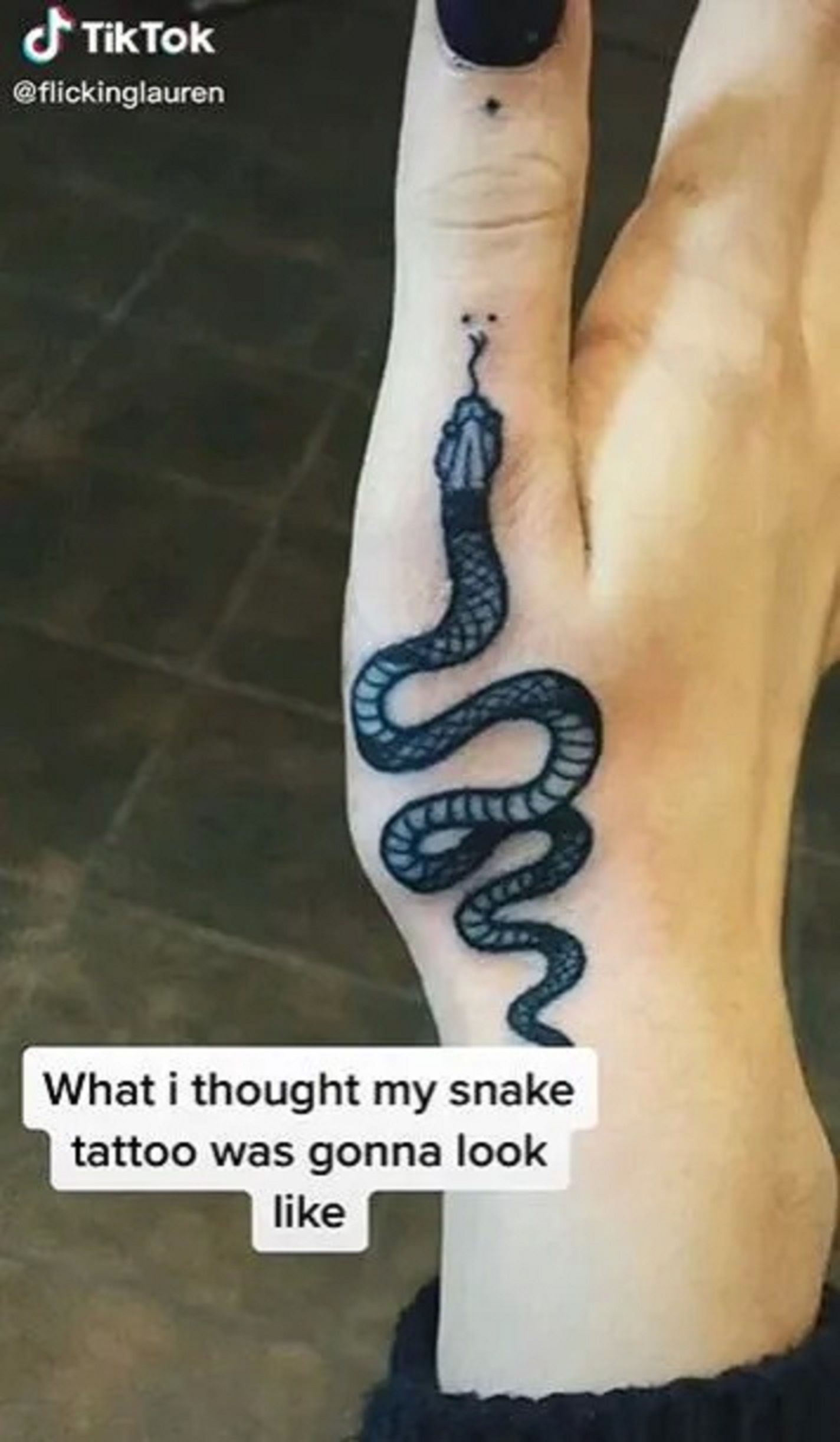 тату змеи на руке с фиолетовым