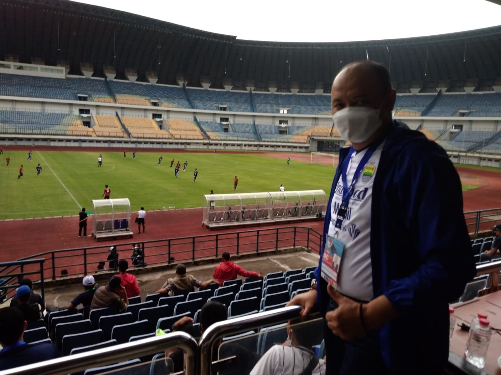 Kadispora Kota Bandung Eddy Marwoto memantau jalannya laga Liga 3 Nasional di Stadion GBLA 