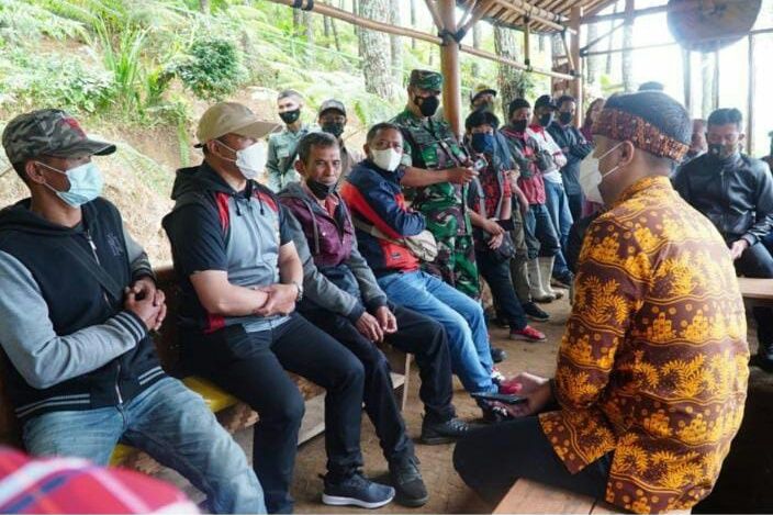 Plt Bupati Bandung Barat Hengky Kurniawan tengah menyerap aspira petani Bandung Barat 