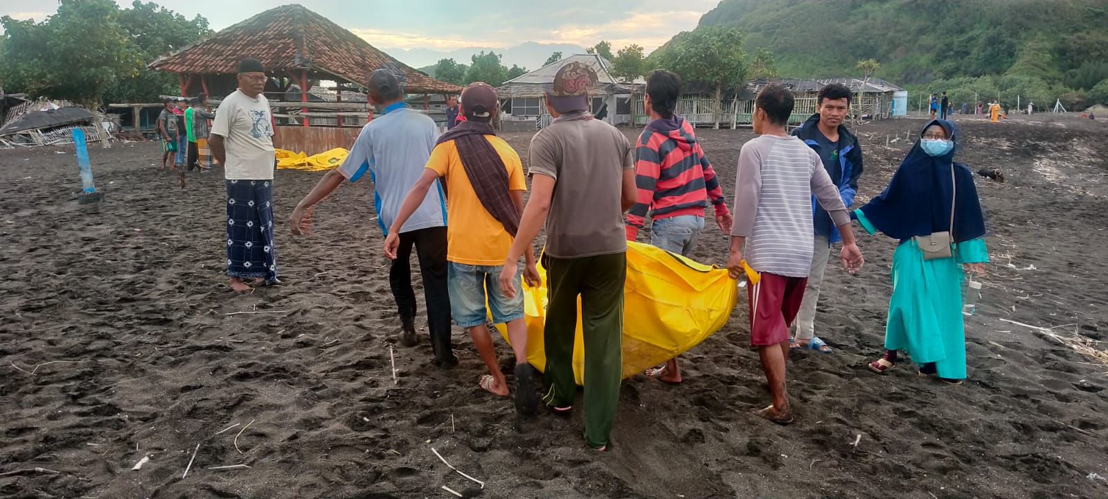 Evakuasi korban di Pantai Payangan Jember.