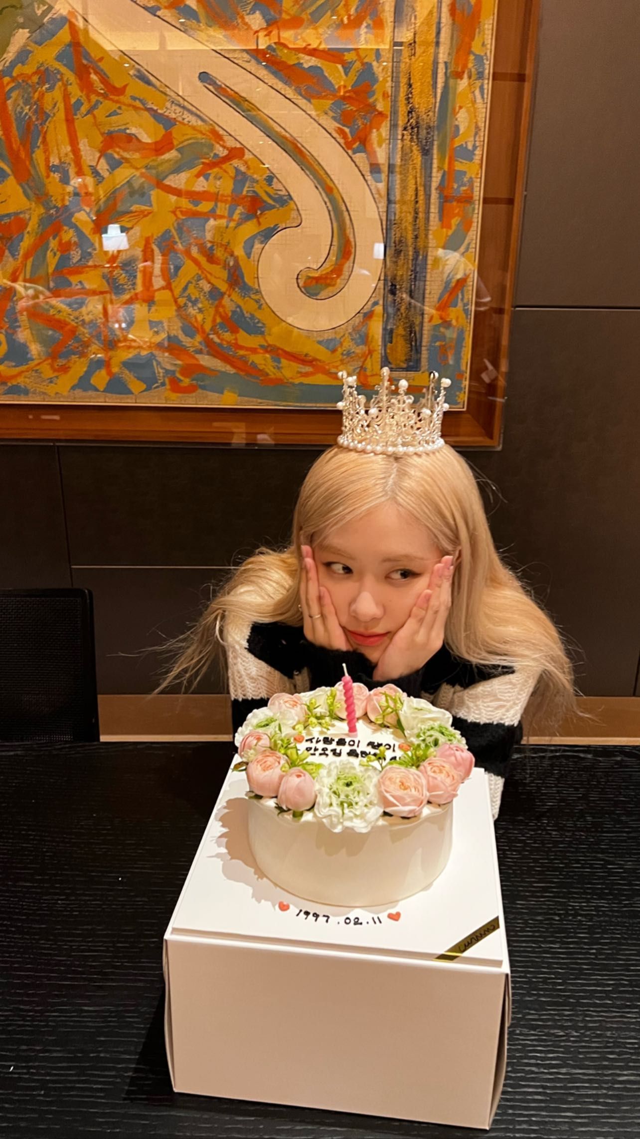 Rosé BLACKPINK Pamer Kue Ulang Tahun dari Hyeri BFF Girl's Day, Bikin Gemes Posenya