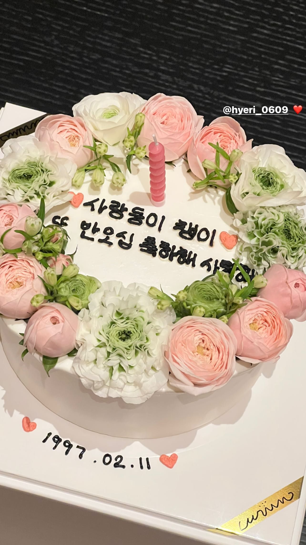 Rosé BLACKPINK Pamer Kue Ulang Tahun dari Hyeri BFF Girl's Day, Bikin Gemes Posenya