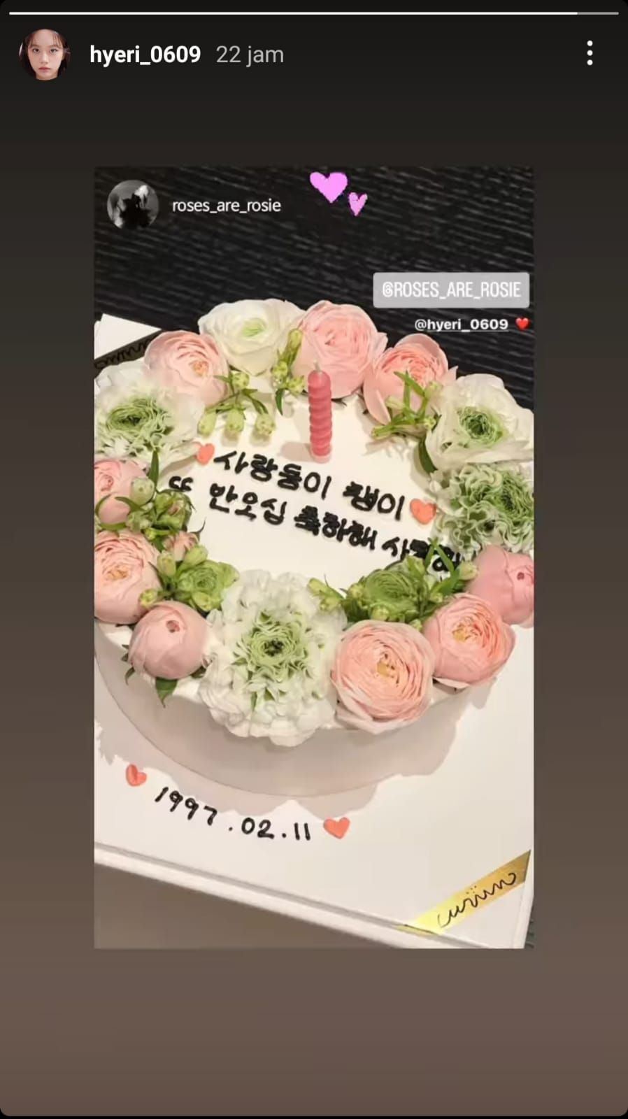 Rose BLACKPINK Memamerkan Kue Ulang Tahun dari Teman Dekatnya Hyeri Girl's Day. /