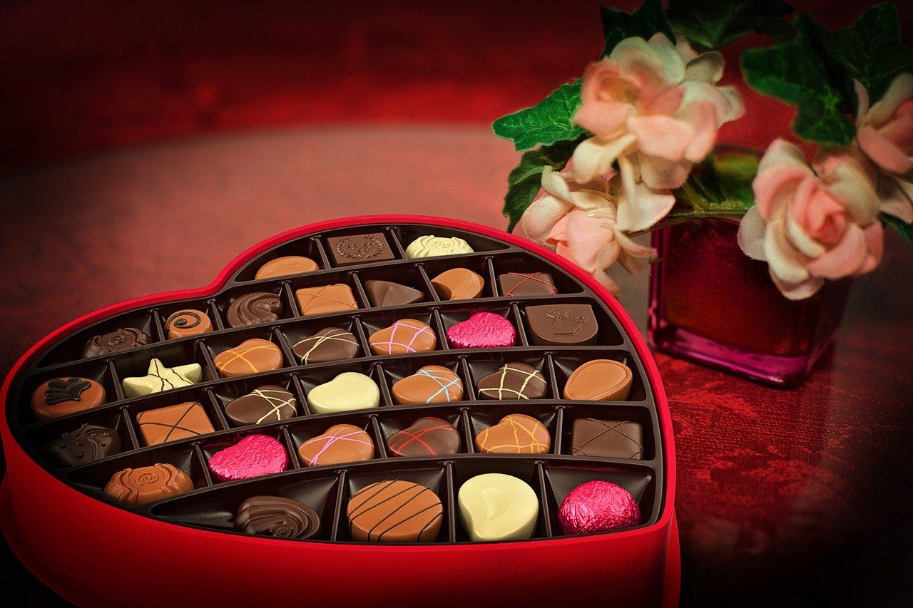 Ilustrasi kotak coklat yang diberikan kepada orang terkasih di hari Valentine