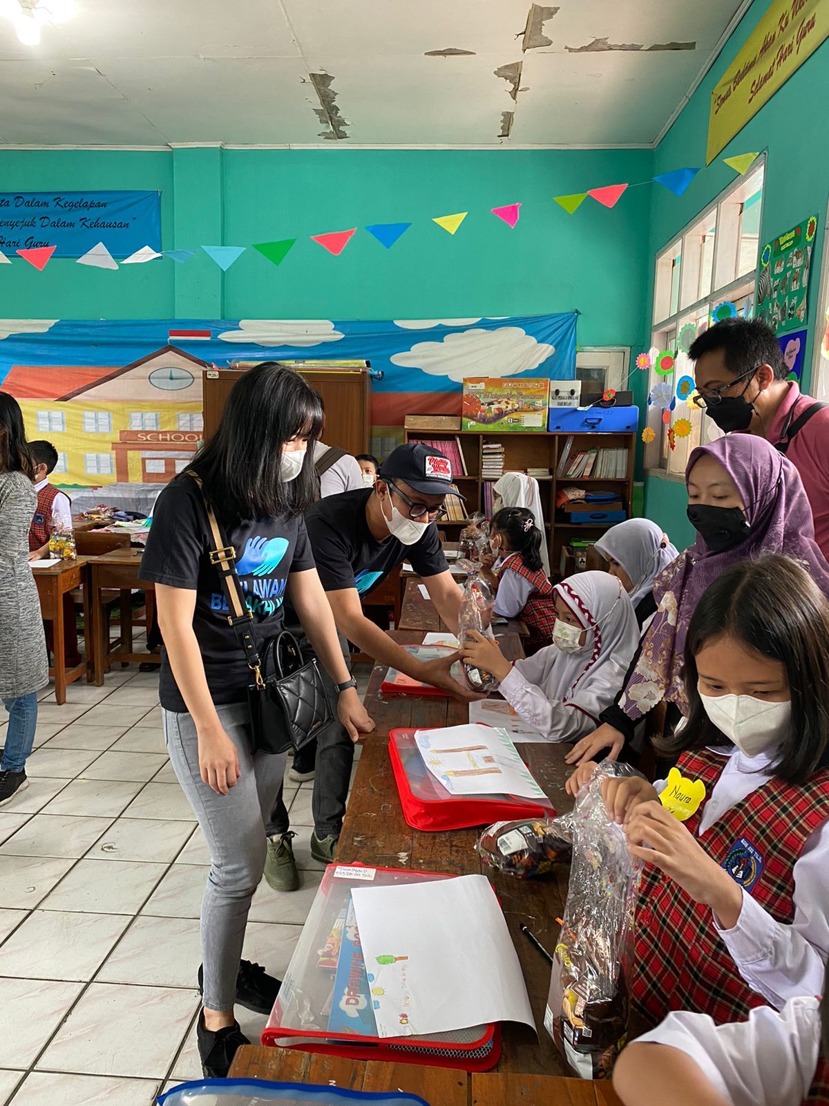 Relawan Berakhlak memberikan trauma healing kepada siswa SDN 032 Tilil Bandung./dok.IST