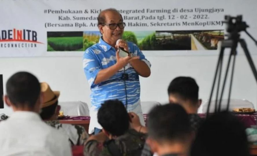 Sekretaris Kementerian Koperasi dan UKM Arif Rahman Hakim saat melakukan pembukaan dan kick-off pengembangan sistem pertanian terpadu bersama komunitas MSC, Desa Ujungjaya, Sumedang, Jawa Barat, Sabtu 12 Januari 2022.