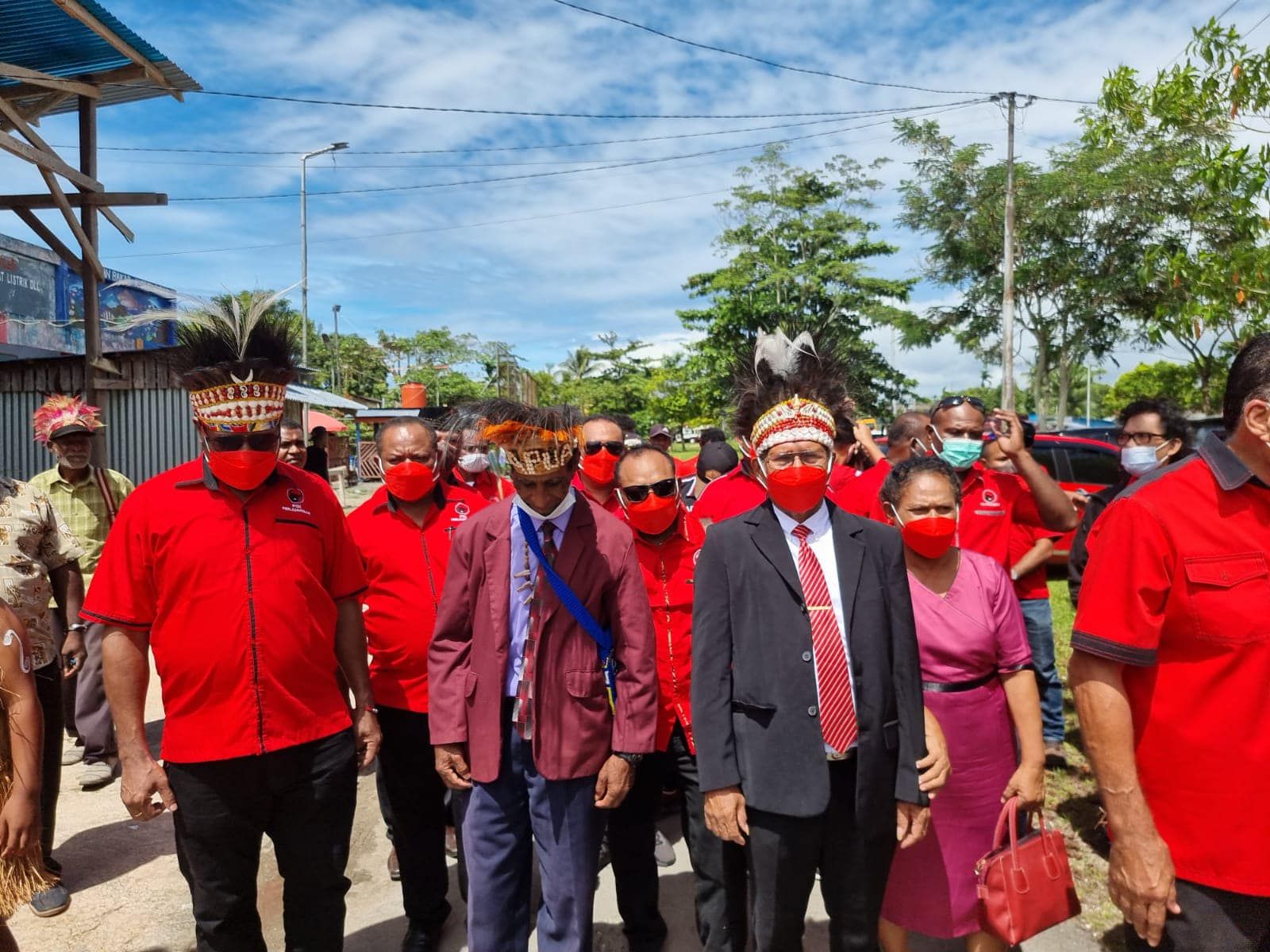 Wakil Bupati Biak Numfor saat berjalan bersama para pendukungnya di Biak Numfor., Senin, 14 Februari 2022.