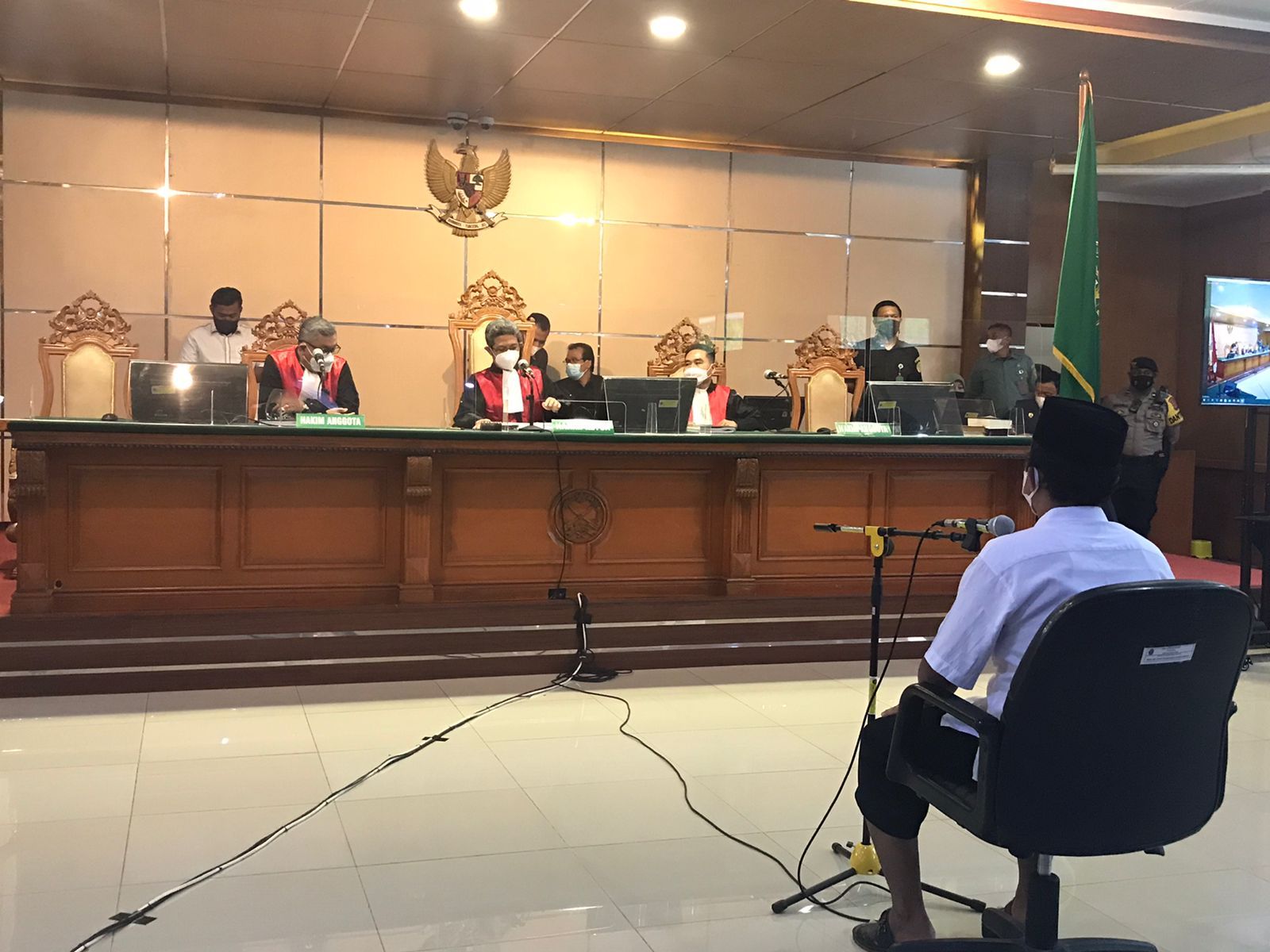Penampakan Herry Wirawan yang mendengarkan vonis hakim dalam persidangan kasus pemerkosaan 13 santriwati, di Pengadilan Negeri Bandung, Selasa, 15 Februari 2022./Lucky M Lukman/Galamedia