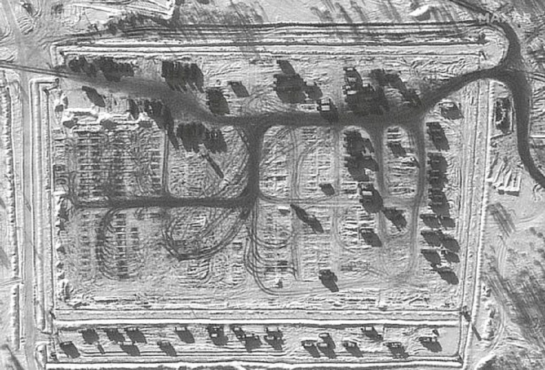 Sebuah kelompok tempur tertangkap dalam citra satelit berangkat dari sebuah tempat kendaraan di Yelnya, Rusia./  