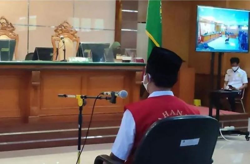 Herry Wirawan, terdakwa pemerkosa 13 santriwati saat menghadiri sidang di PN Bandung.