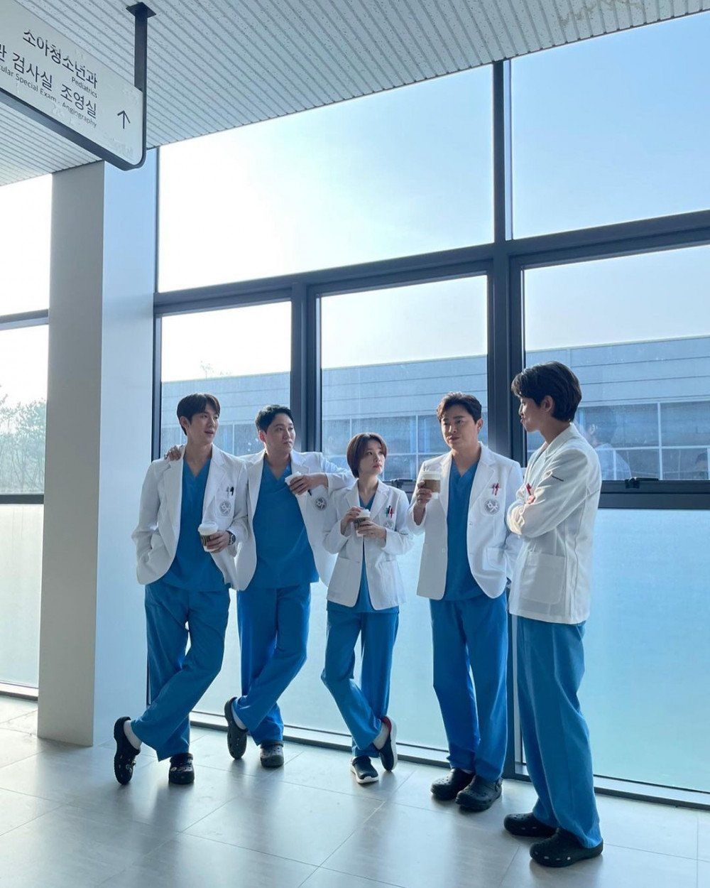 Pada Valentine kemarin, Jung Kyung Ho pemeran Kim Jung Wan dalam drama Hospital Playlist tampak memposting foto grup bersama pemeran lain drama Hospital Playlist.