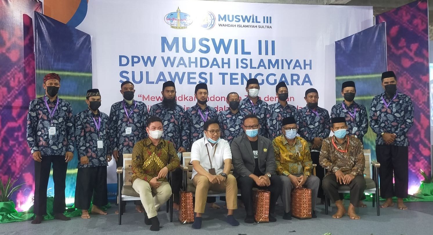 Ketua ISMI Muda Sultra, Agung Hari Bowoh (tengah, duduk) berpoto bersama pengurs DPW Wahdah Islamiyah Sultra. 