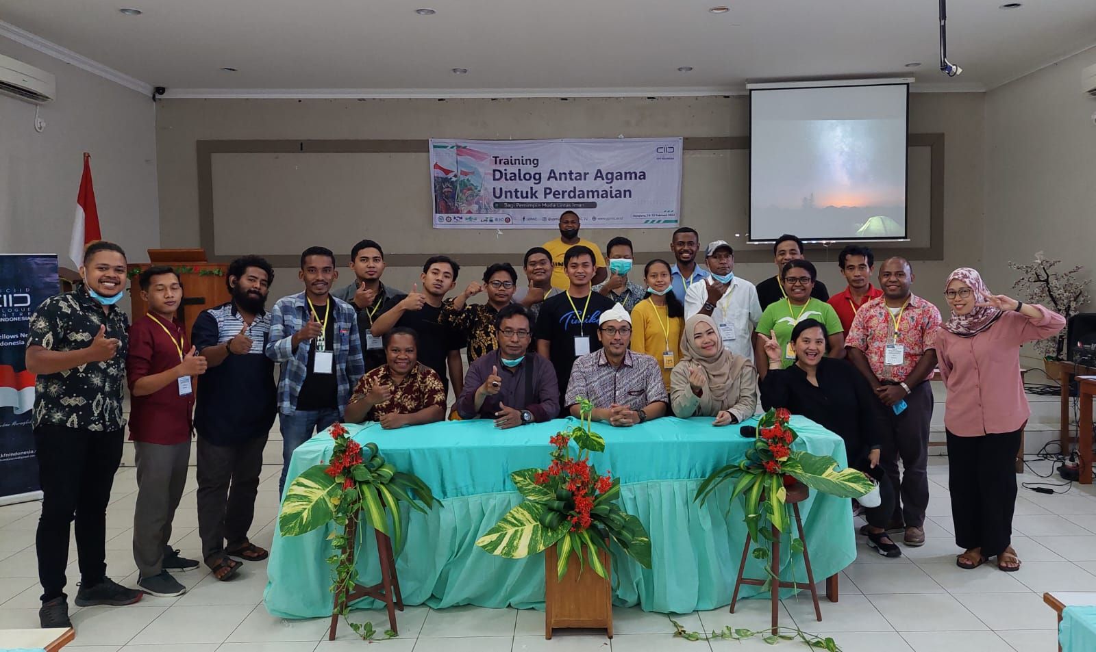 “KFN Indonesia untuk Papua Tanah Damai”. Program ini didedikasikan untuk memperkuat kegiatan Dialog Antar Agama di Tanah Papua. Tampak Sejumlah Tokoh Agama Usai Diskusi Bersama.