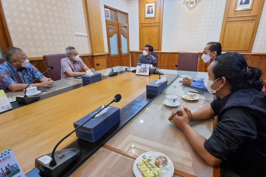Wali Kota Solo Gibran Rakabuming Raka saat berbincang-bincang dengan CEO PRMN dan Promedia Agus Sulistriyono dan tim..