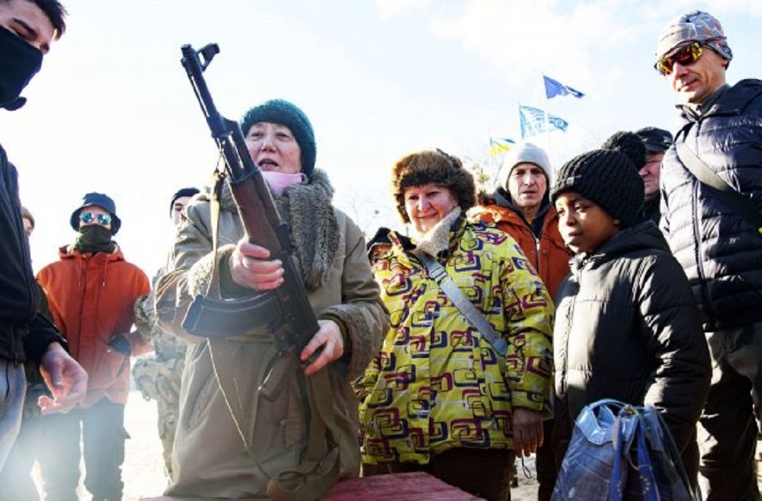 Warga sipil berlatih memegang senapan Kalashnikov saat mereka mengambil bagian dalam sesi pelatihan di ibukota Ukraina, Kiev, Minggu. Markas Besar Pertahanan Kiev melakukan pelatihan ekstensif untuk mengajar penduduk mempertahankan diri jika terjadi invasi oleh pasukan Rusia. 