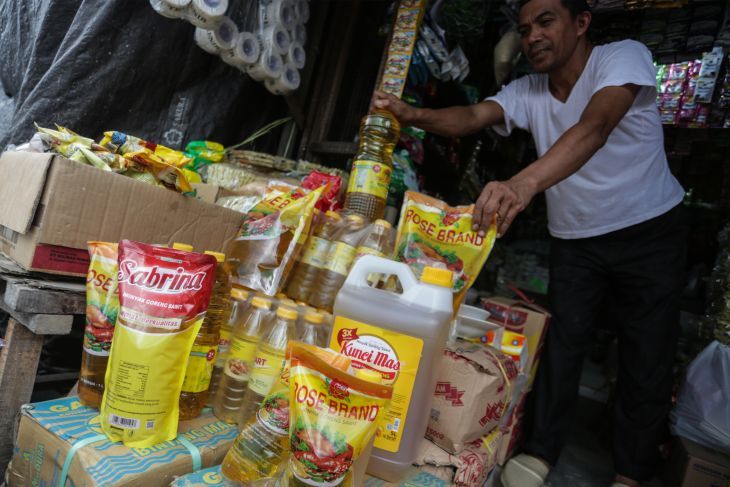 Kebutuhan rumah tangga, minyak goreng masih susah didapat di wilayah sekitar Banyumas. 