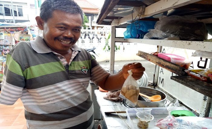Kurdi alias Bedil melayani pembeli dengan satu tangan saja, karena tangan kanannya diamputasi sejak kecil.*  