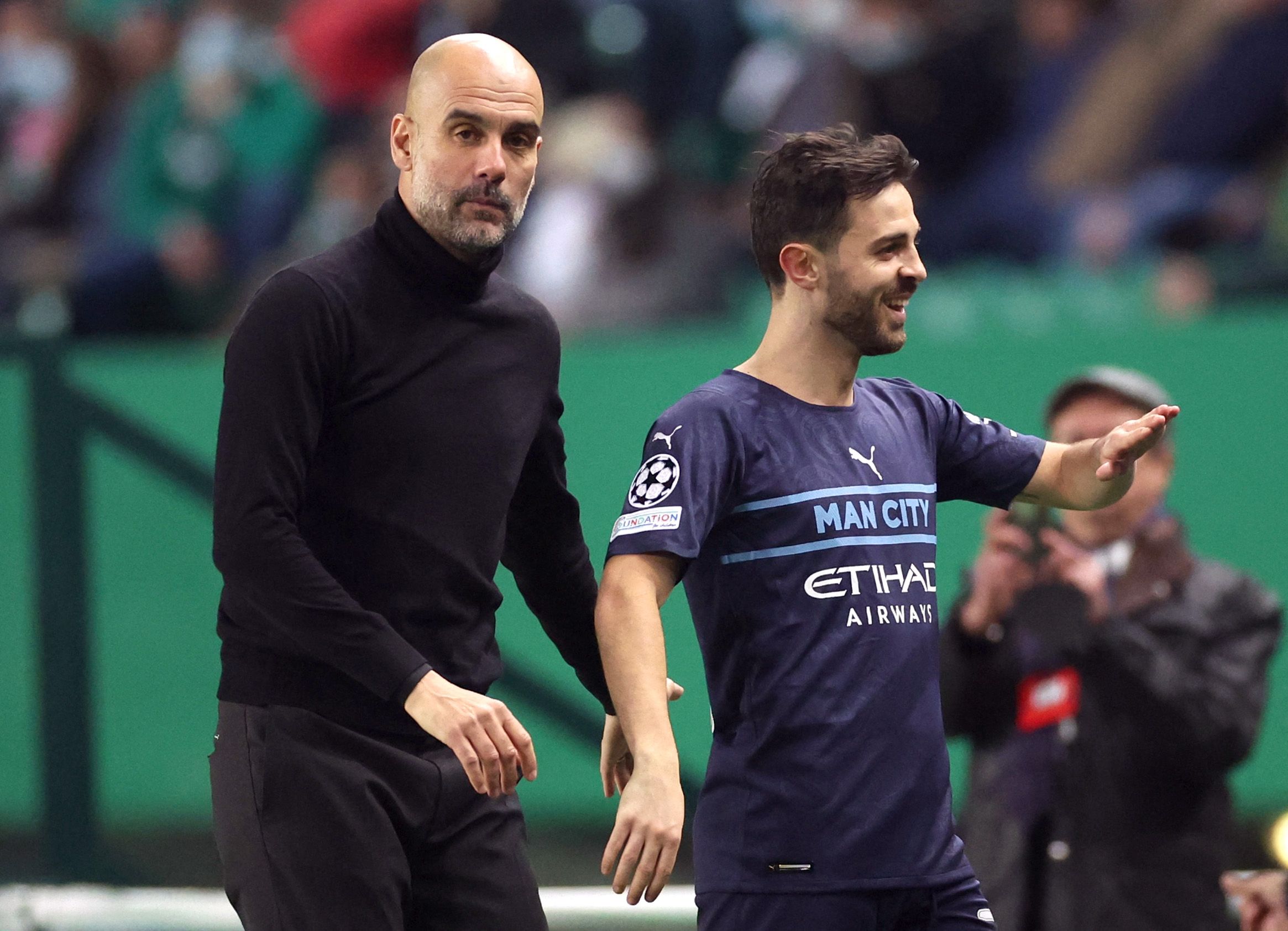 Peman Manchester City, Bernardo Silva (kanan) dan sang manajer, Pep Guardiola (kiri).