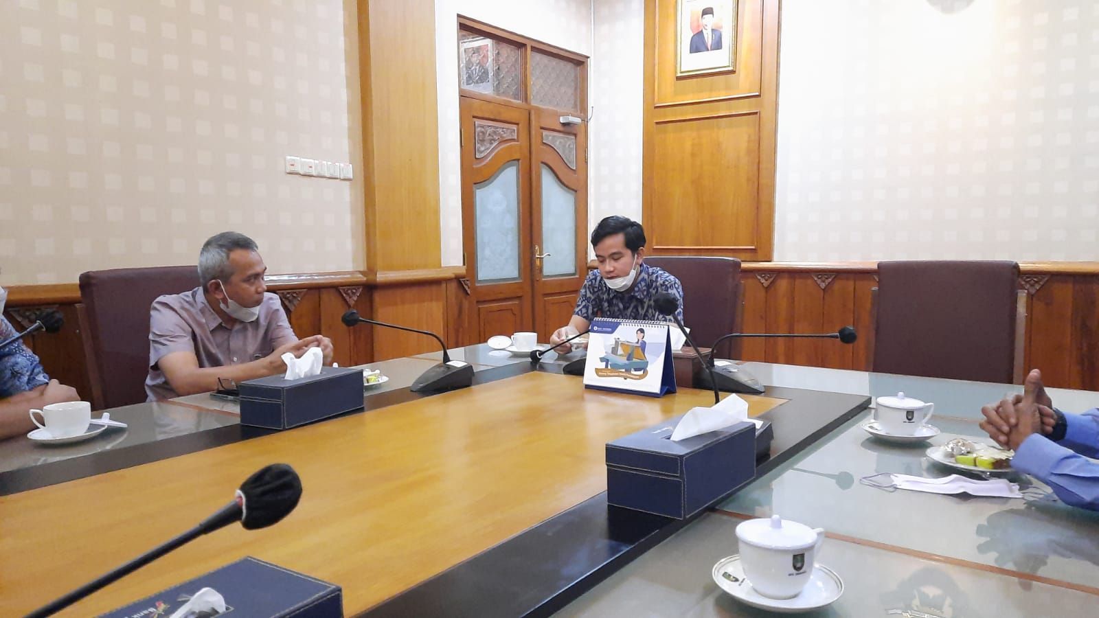 Walikota Solo, Gibran Rakabuming Raka menerima kunjungan tim yang dipimpin CEO PRMN/Promedia Agus Sulistriyono membicarakan ekonomi kolaboratif untuk pemulihan pascapandemi, Senin 14 Februari 2022.