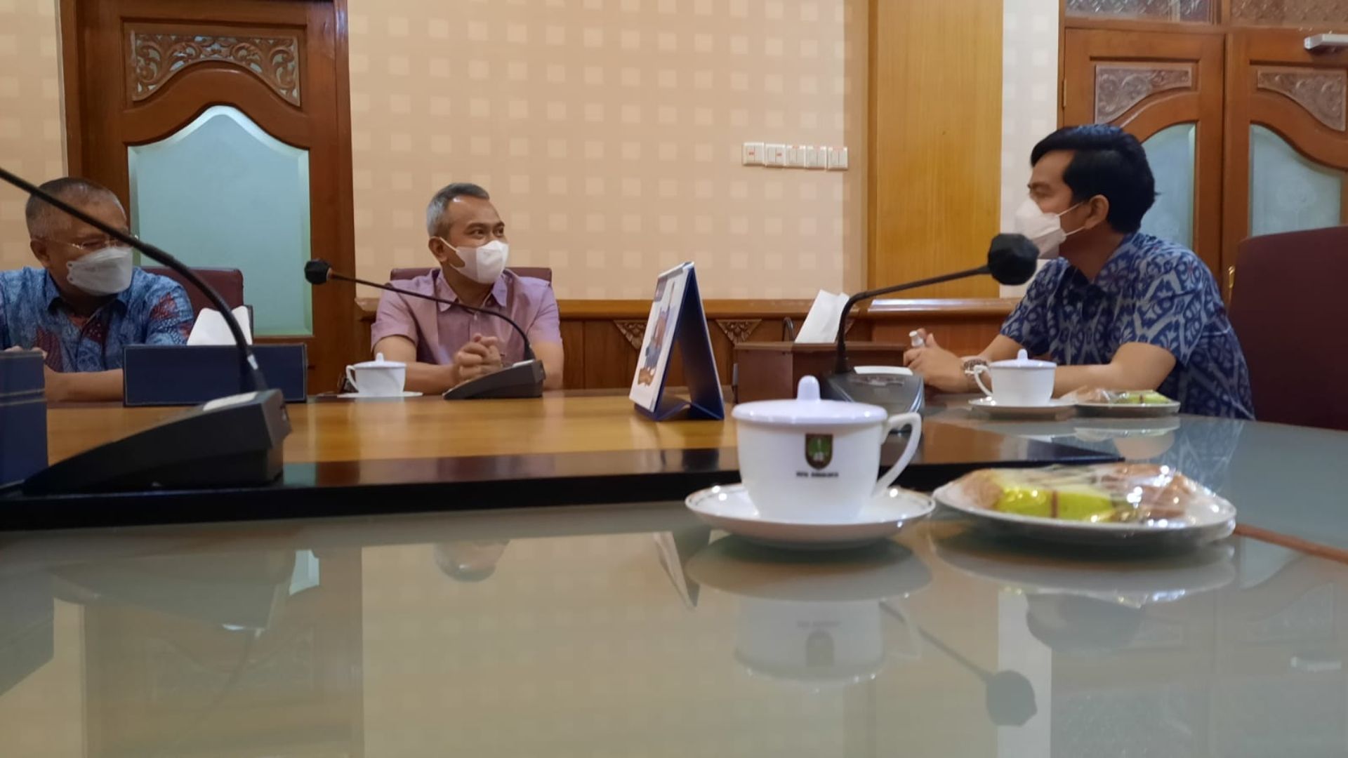 CEO PRMN Agus Sulistriyono, Chief Business Operations Promedia Teknologi Indonesia Dadang Hermawan dan Wali Kota Solo Gibran Rakabuming Raka