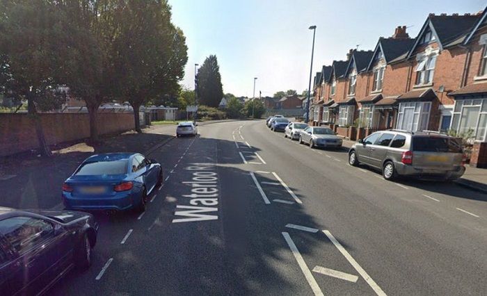Perkelahian jalanan di Smethwick, West Midlands melihat seekor anjing menggigit seorang pria 20 kali.*  