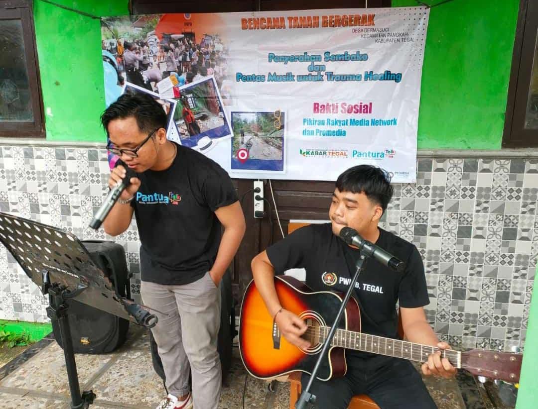 Crew Kabar Tegal dan Pantura Talk saat membawakan lagu untuk menghibur para pengungsi terdampak tanah bergerak di Desa Dermasuci