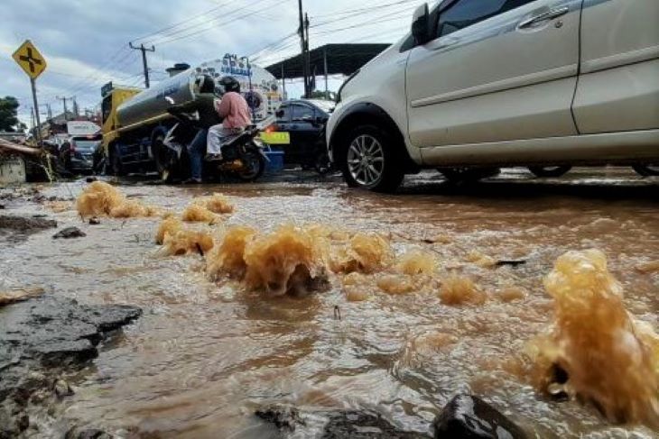Drainase yang buruk akibat tertutup menjadi penyebab banjir yang melanda sejumlah wilayah di Kota Cimahi