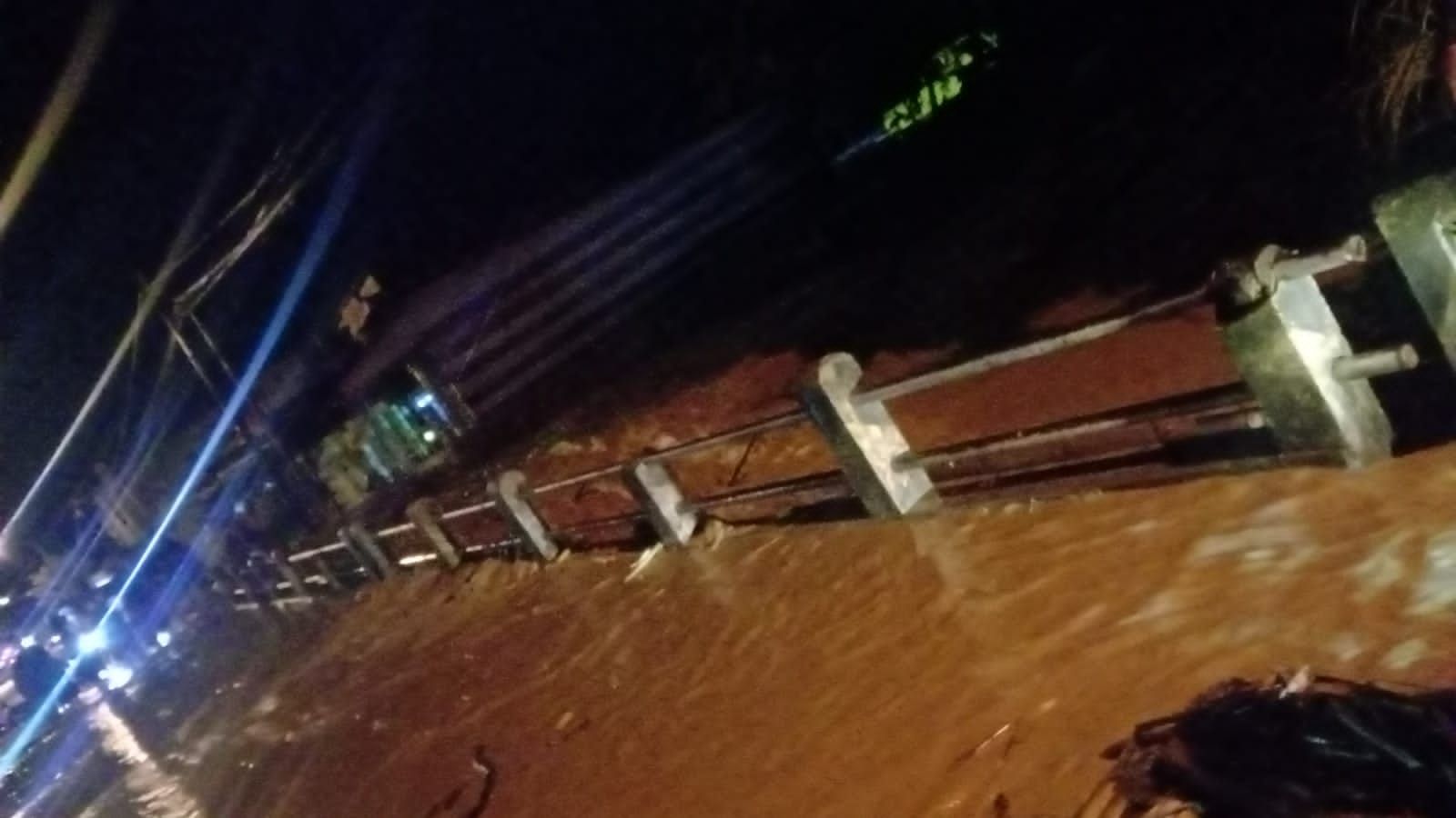 Kondisi air di jembatan jalan poros jendral Sudirman, Palopo