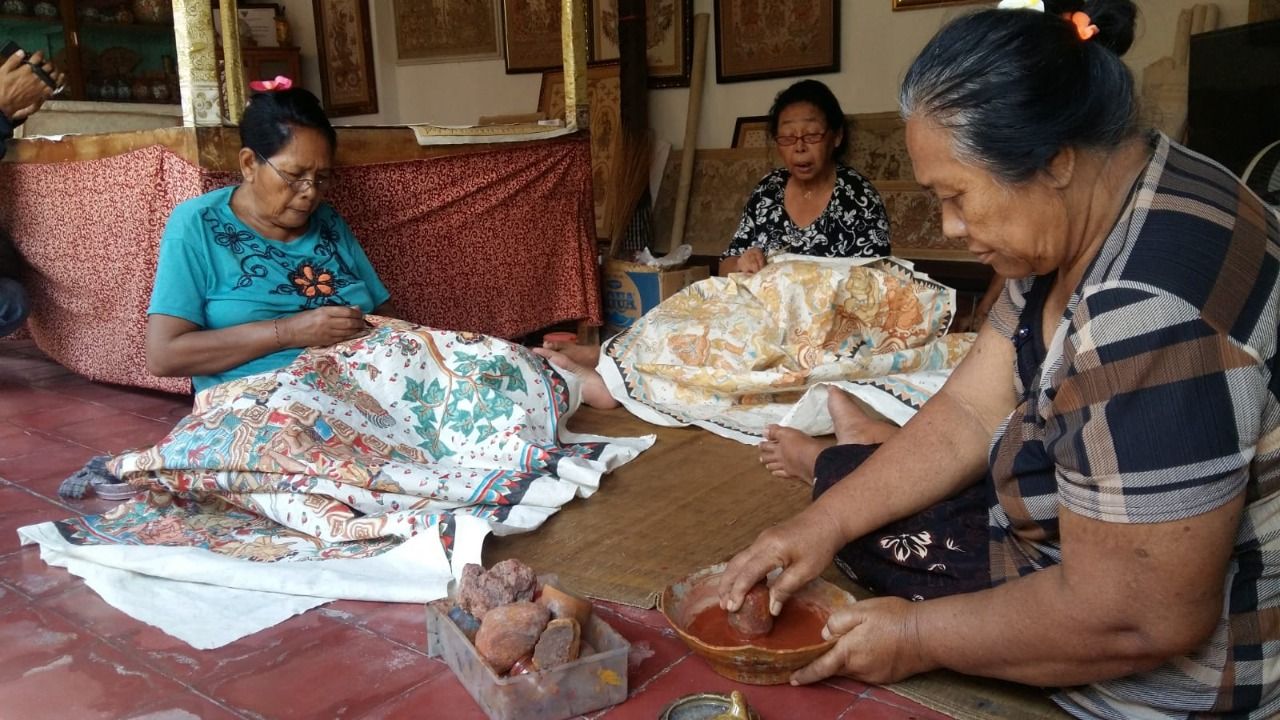 Ibu-ibu inilah seniman lukisan klasik wayang Kamasan Klungkung Bali